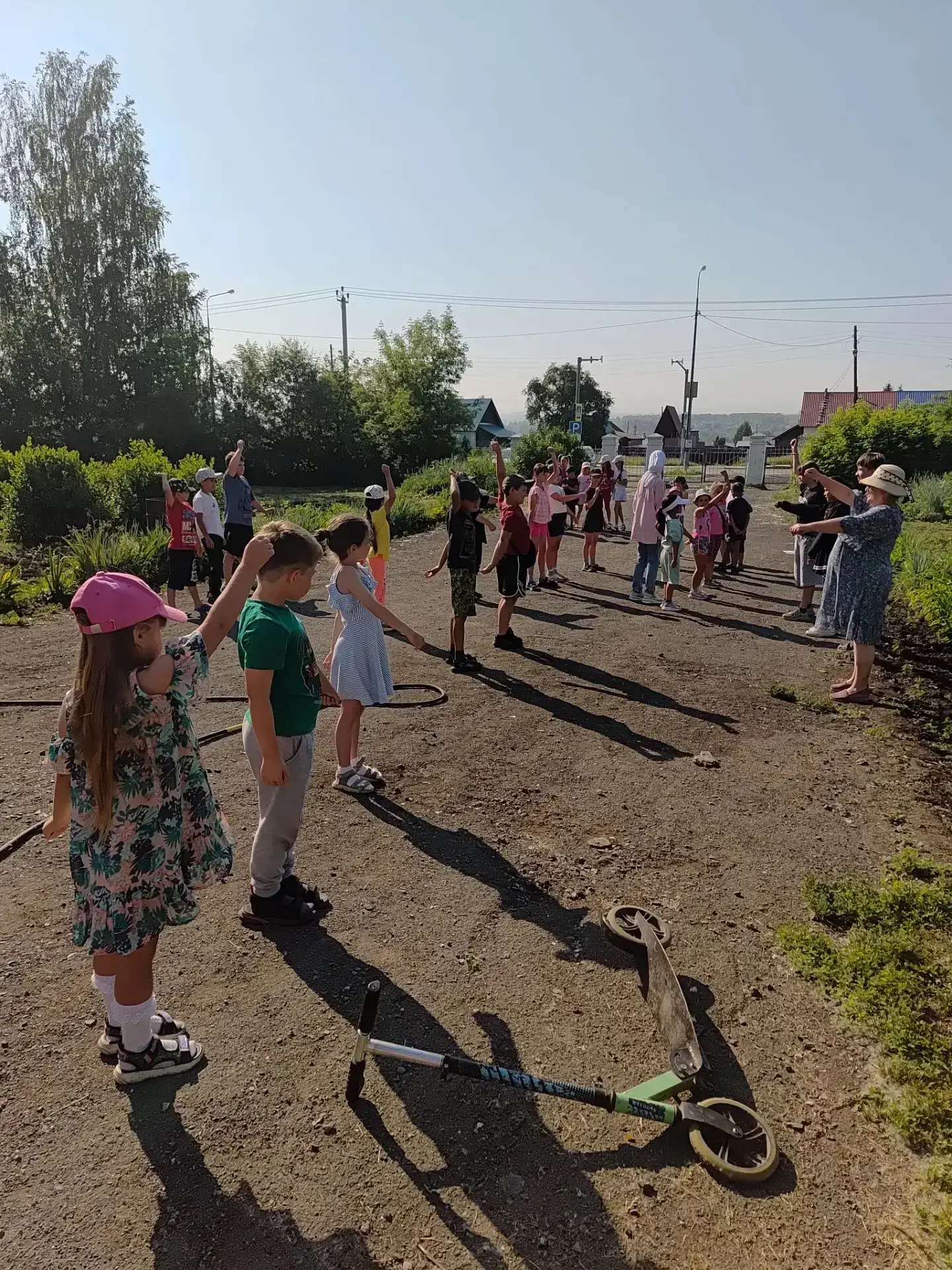 Сегодняшний день в нашем прикольном лагере начался с бодрой зарядки и вкусного завтрака, который зар