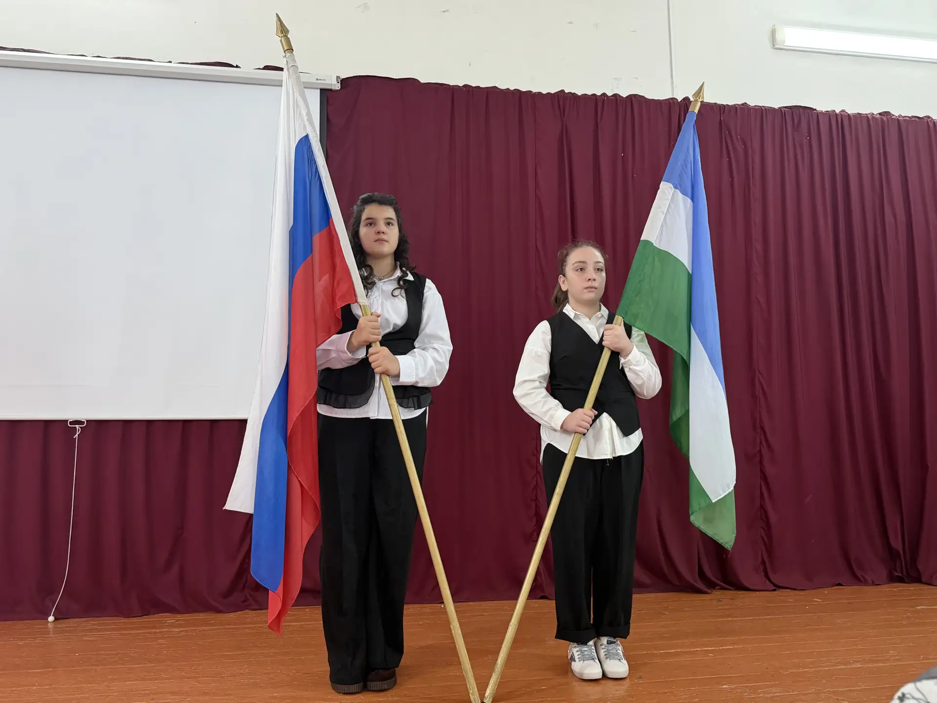 Сегодняшнее утро в школе традиционно началось с торжественной линейки, церемонии поднят...