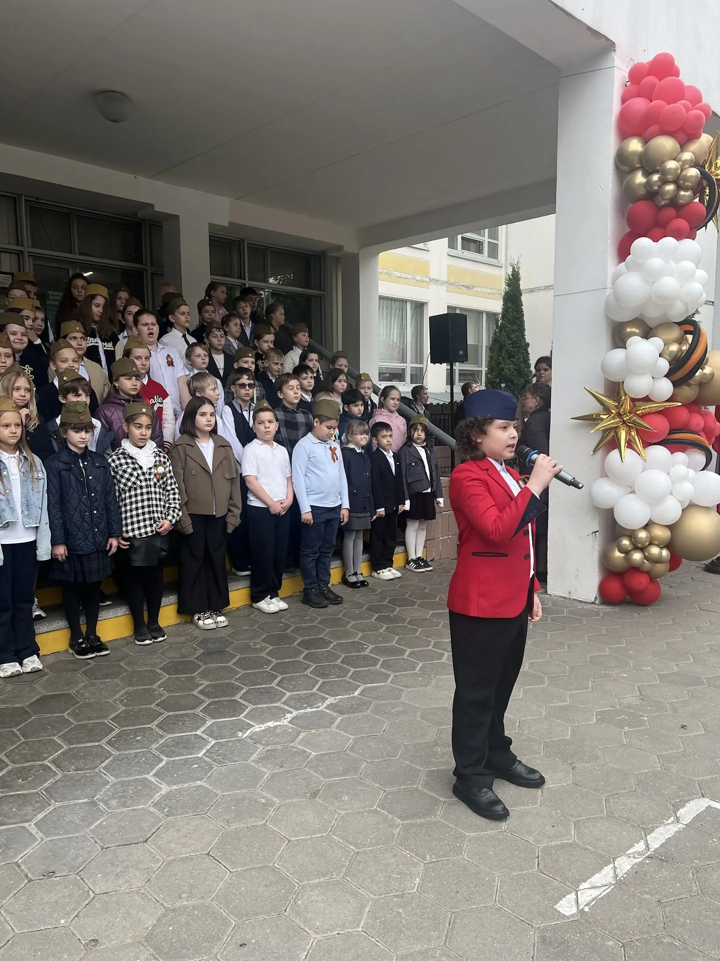 🕊️ДЕНЬ ПОБЕДЫ 🕊️  Мы встречаем день Победы, Он идёт в цветах, знамёнах. Всех героев мы сегодня Назыв
