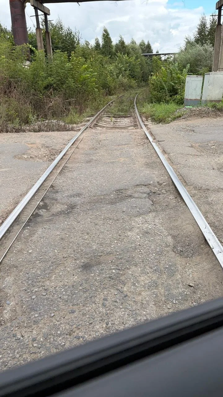 🚧 Жители жалуются на разбитый переезд у ЦМА