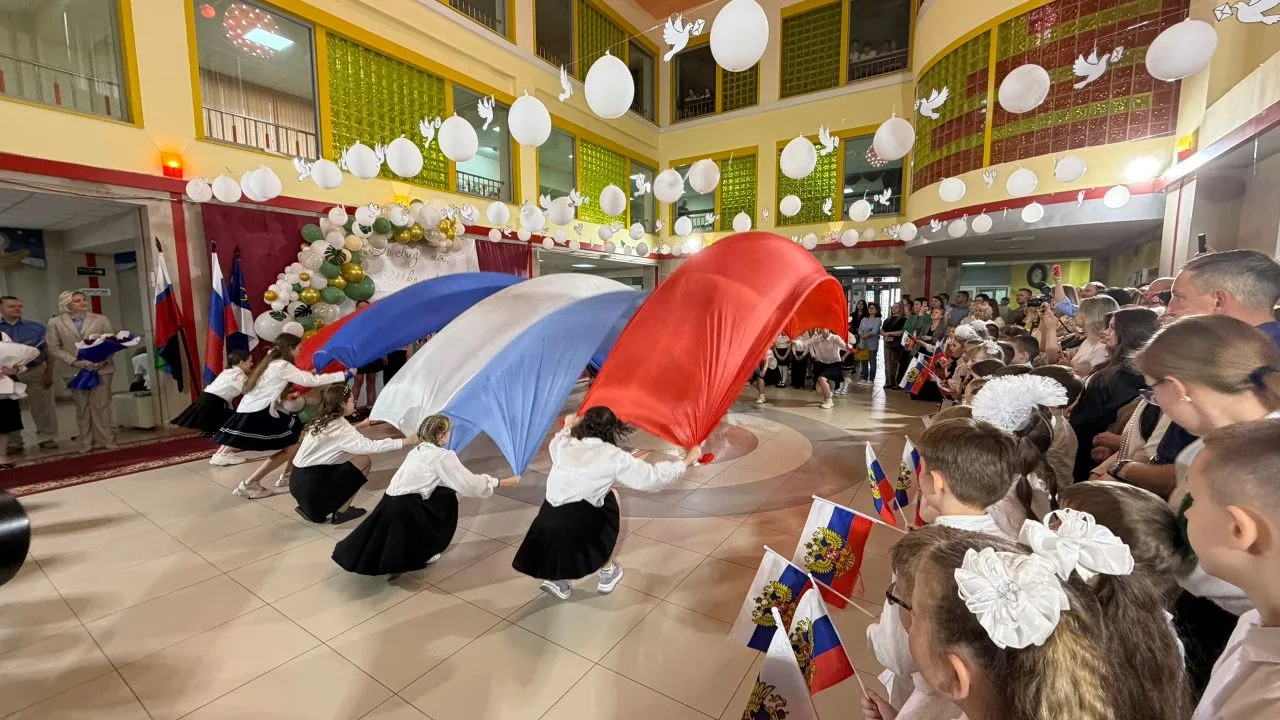 Самый радостный и одновременно грустный праздник🎊🎈  🔔 Вот и отшумел Последний звонок 2026! Улыбки, н