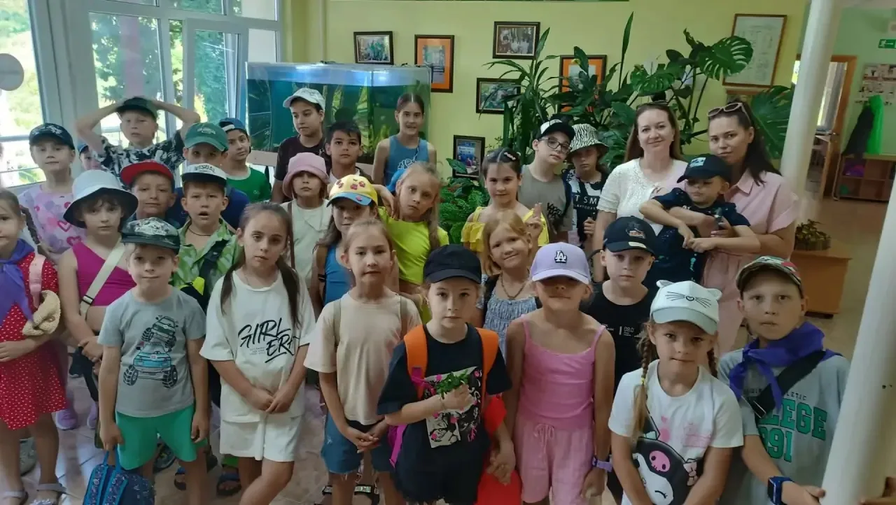 🌿 Путешествие в микромир: как гимназисты изучали природу!

Ребята из летнего лагеря гимназии № 9 им