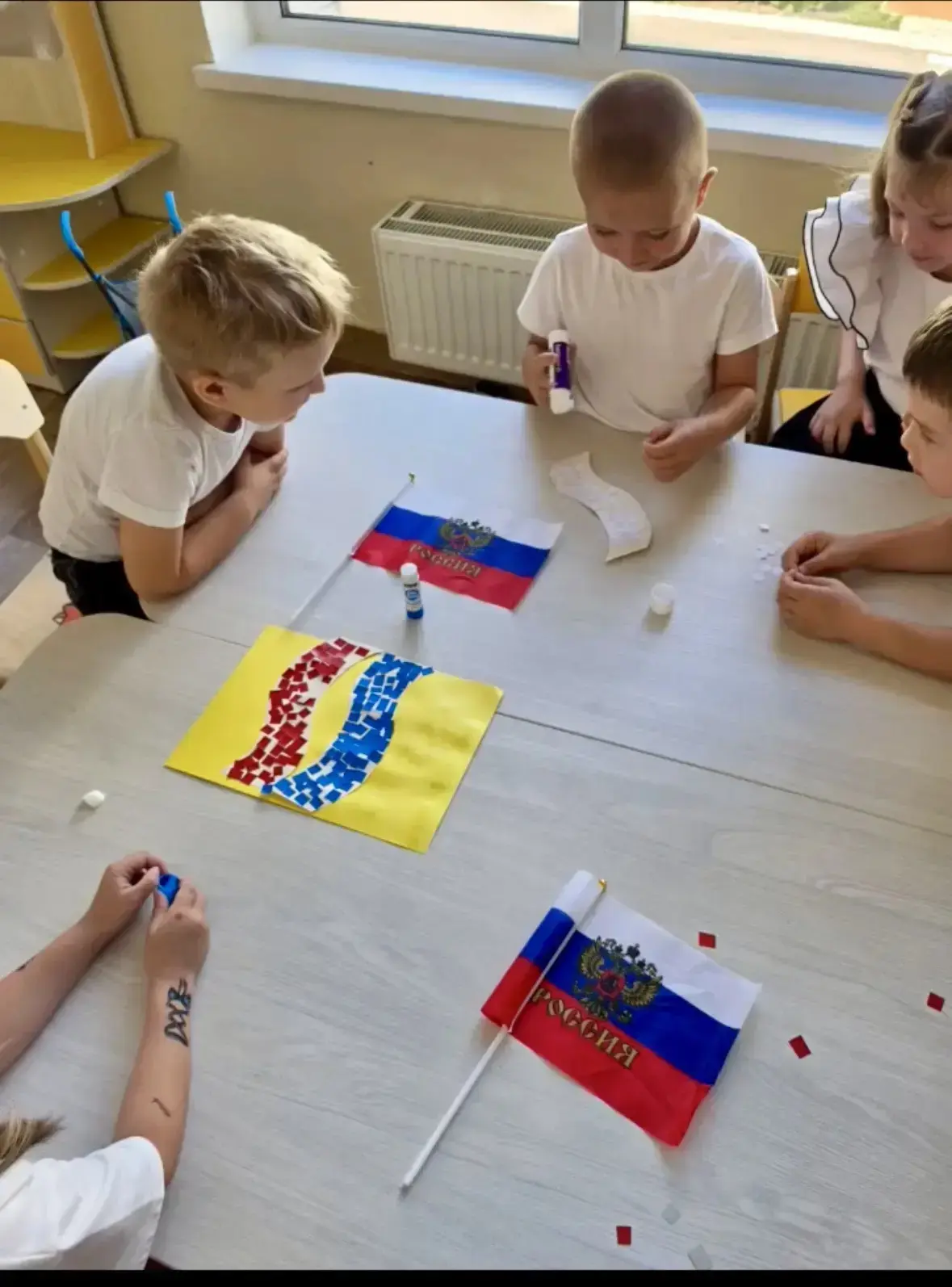 🇷🇺 Знакомство с главным символом: День флага в ДО «Колобок» 4 корпус🇷🇺