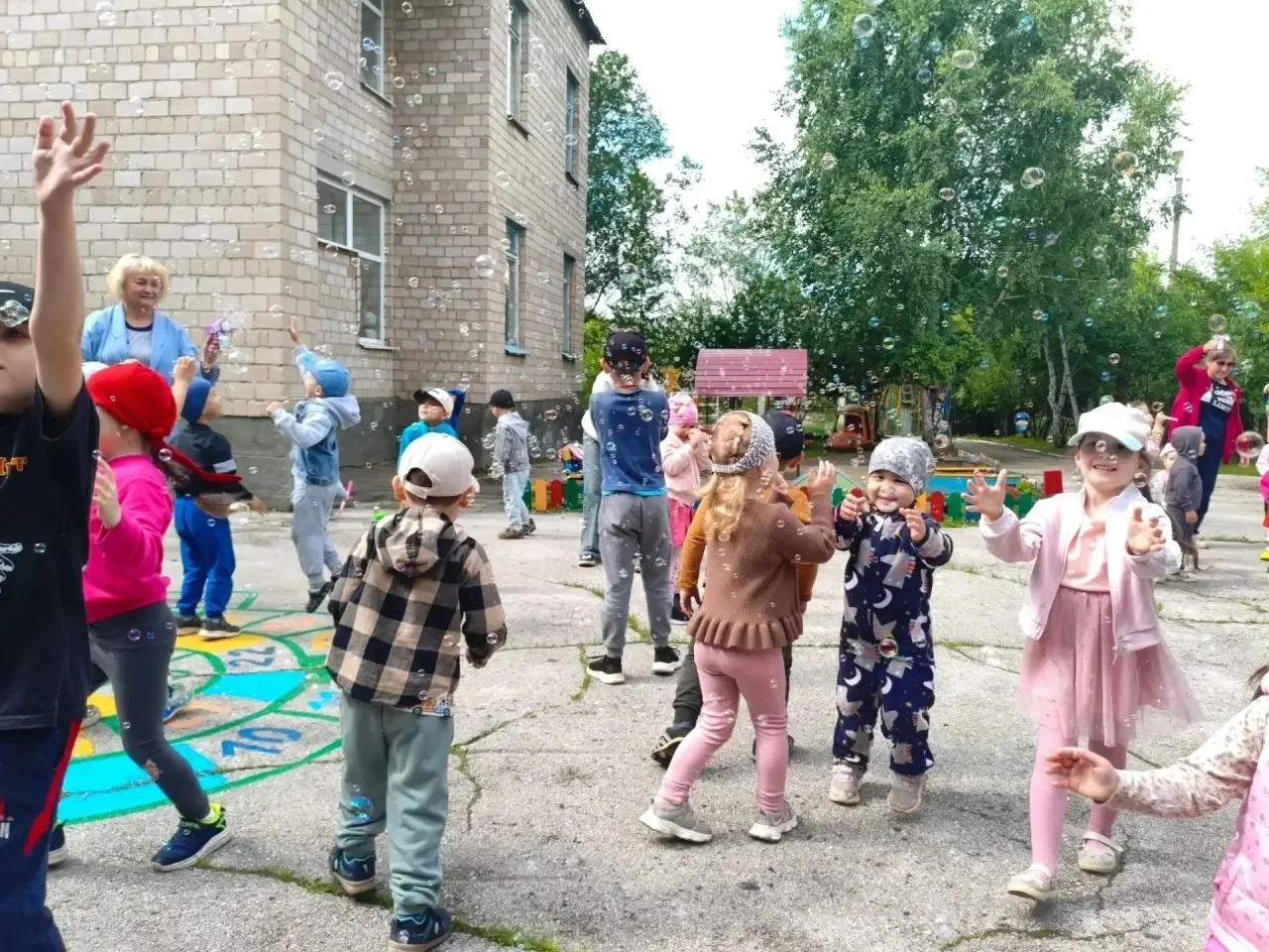 В нашем детском саду прошёл яркий и весёлый праздник — «День мыльных пузырей». День получился по-нас