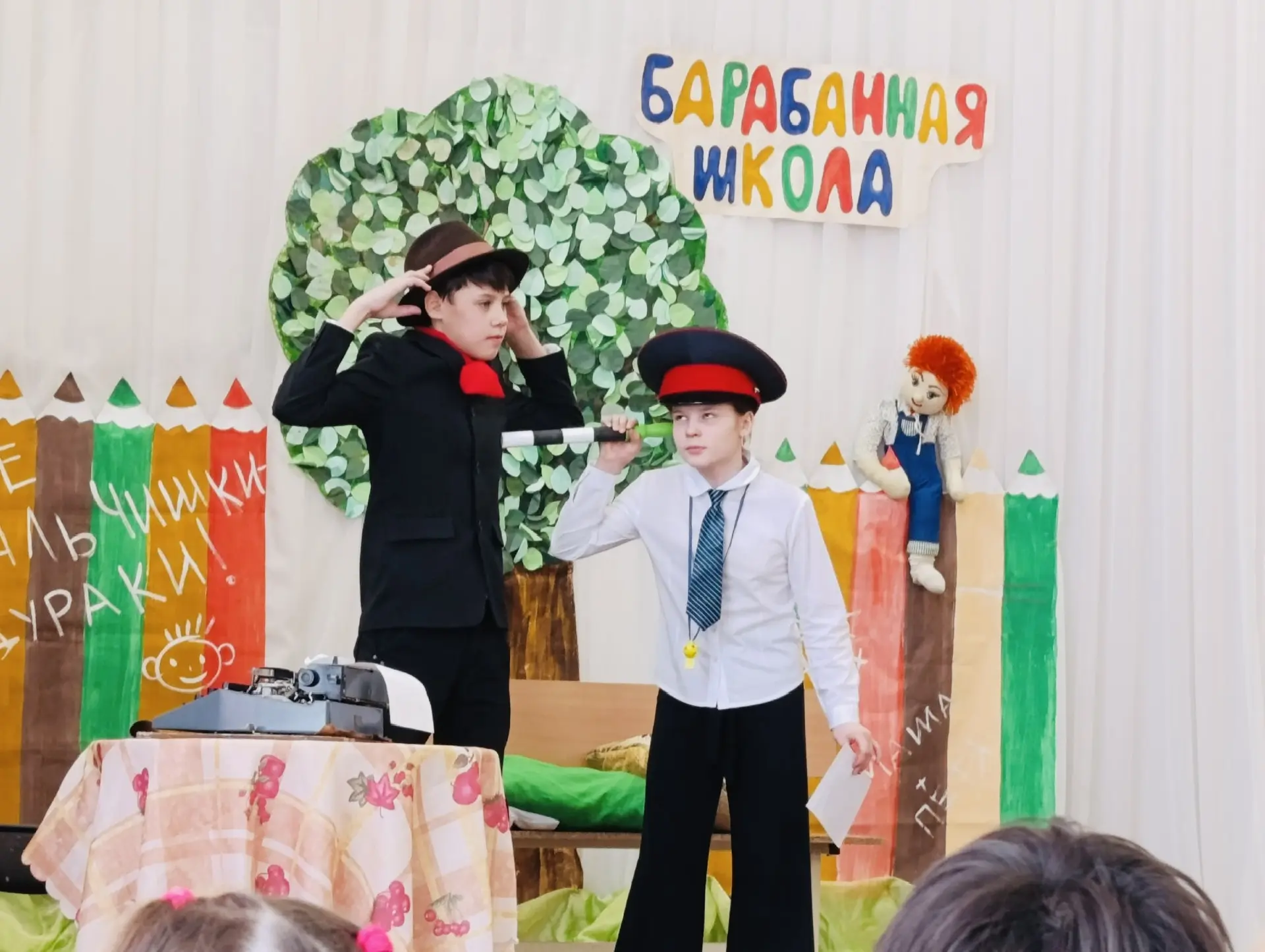 🎭 Премьера состоялась – волшебство на школьной сцене!  Ученики 2 «Д», 3 «Г» и 3 «Е» классов стали пе