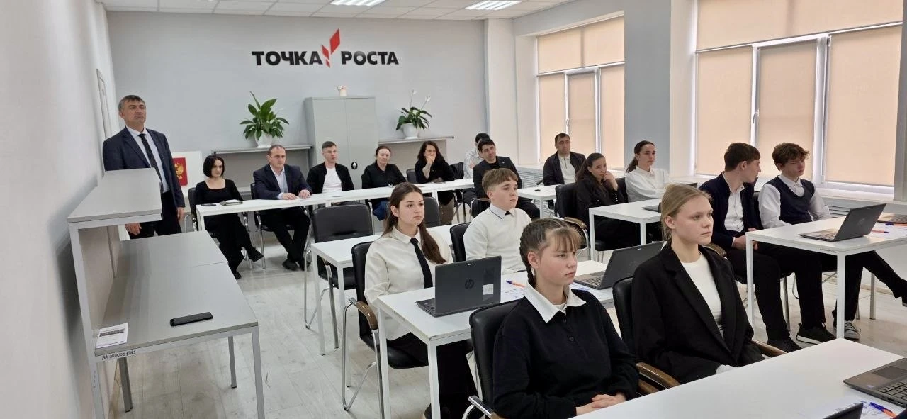 «Как ходить на квантах»  Студентка физико-математического факультета КЧГУ Танзила Сулейманова вместе