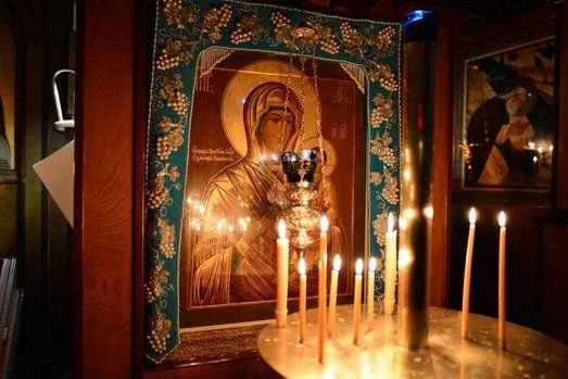 В одном храме горели две свечи. Одна была большой и яркой, другая — маленькой и тусклой. Большая све