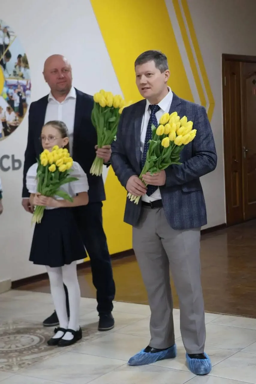 🌸 В нашей школе прошла весенняя зарядка с участием всей прекрасной половины педагогического коллекти