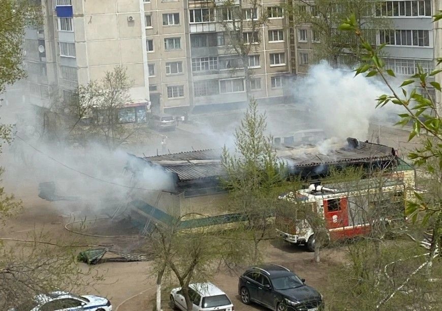 В Краснокаменске произошёл пожар в магазине «Пятёрка». Днём в одном из дворов города загорелся проду