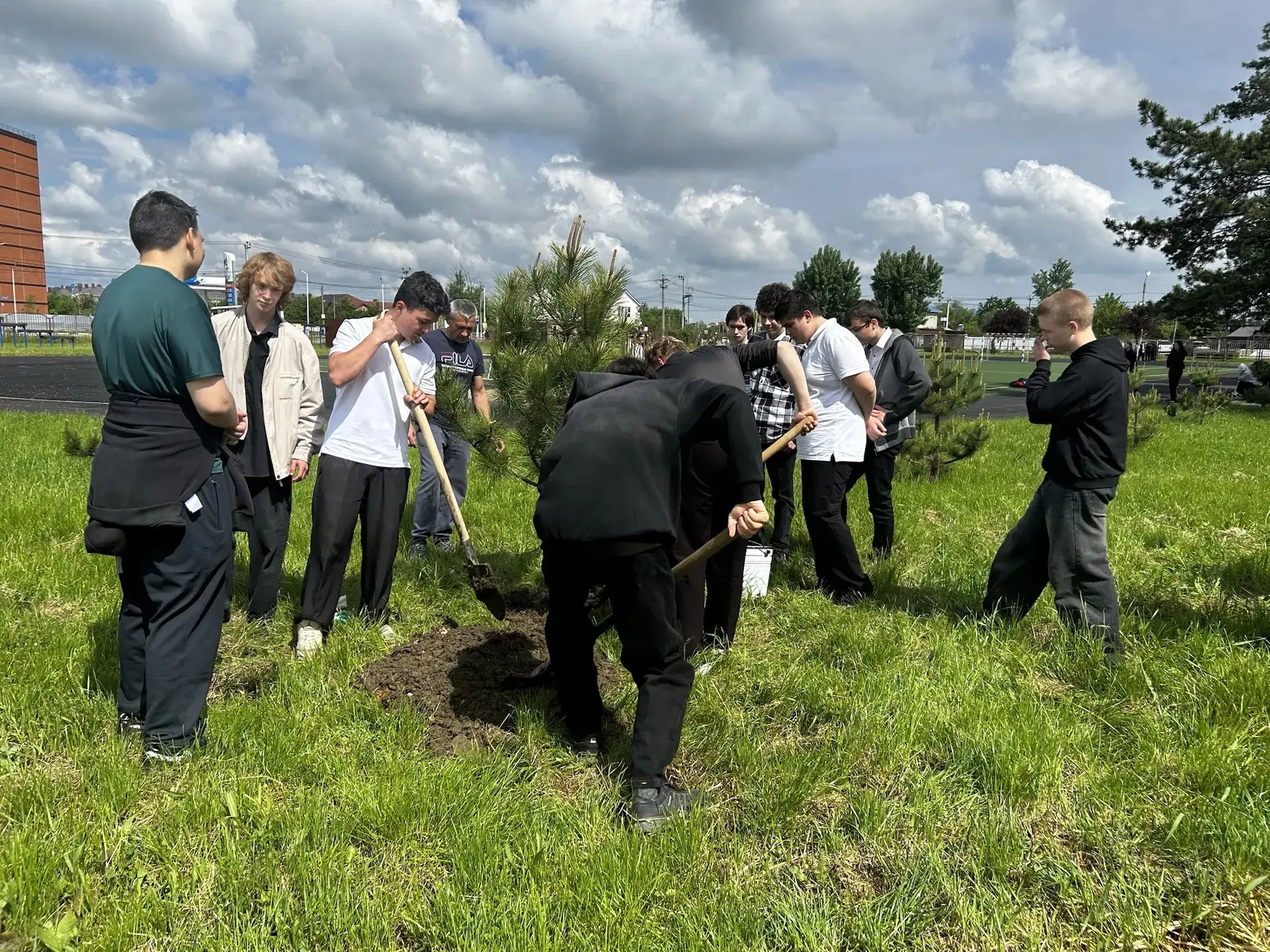 🌳 Продолжаем традицию 9 «К»: дерево любимой школе!  В минувшую субботу выпускники 9 «К» класса продо