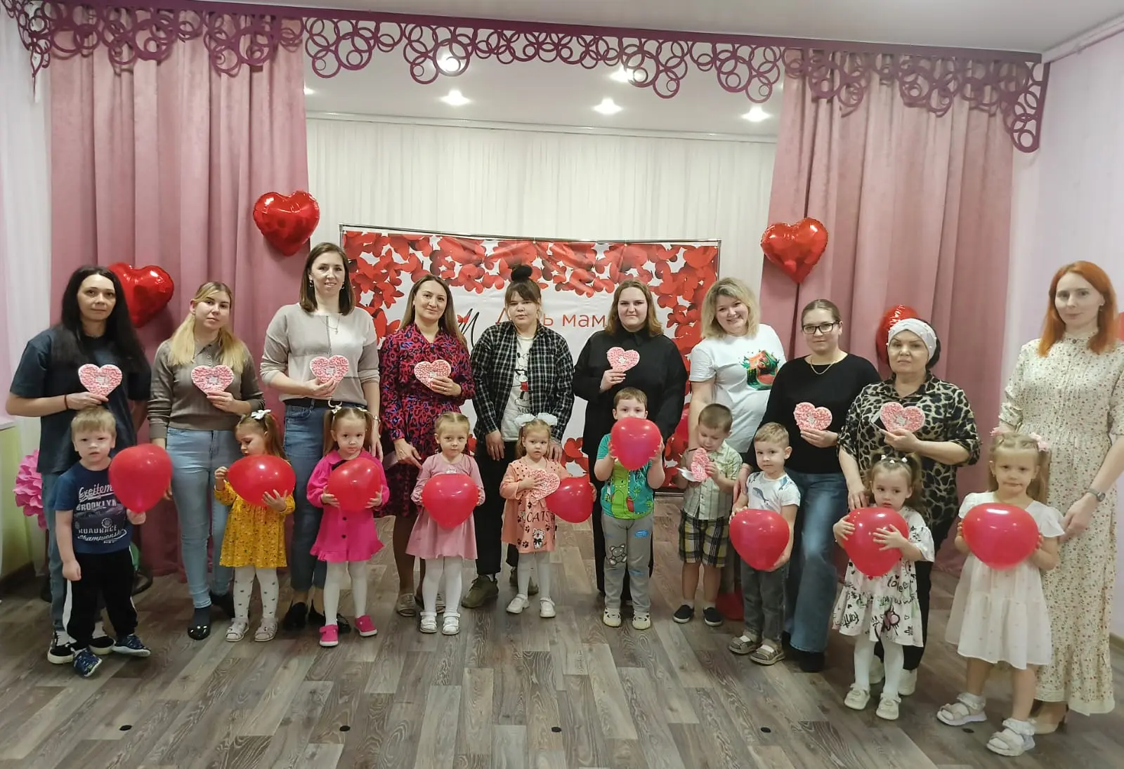 В преддверии праздника - День Матери, в  МБДОУ "Детский сад №8 " Звёздочка" группе Курносики состоял
