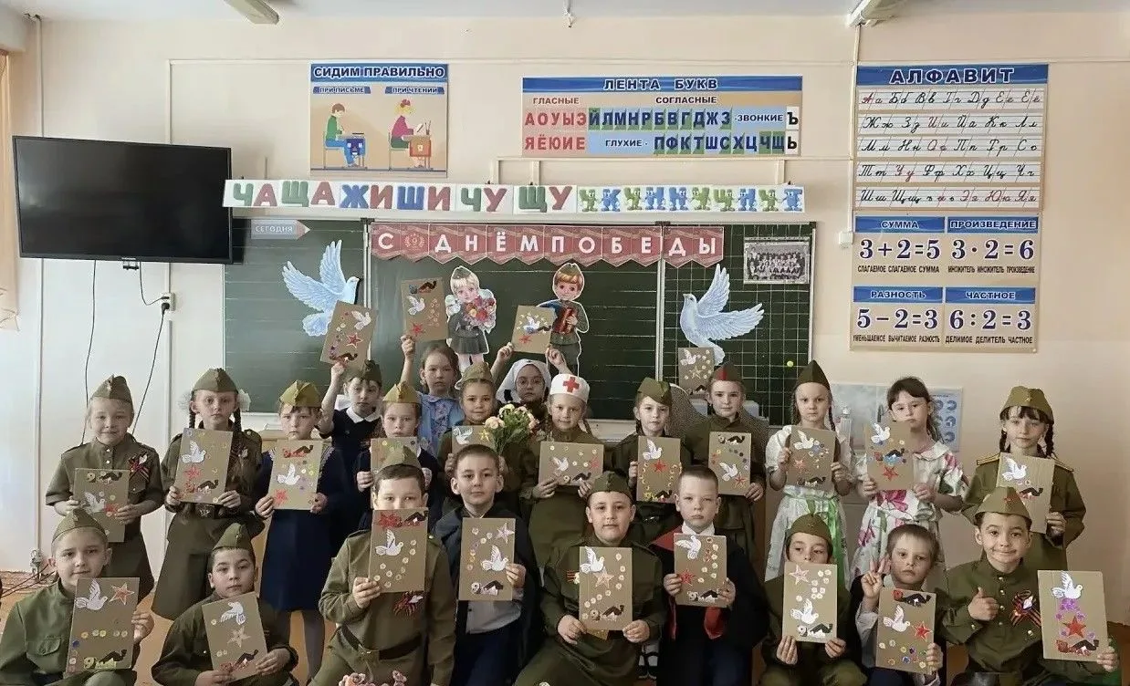 🇷🇺✨ Хранители исторической памяти В преддверии празднования Дня Победы учащиеся 1А класса (1 корпус)