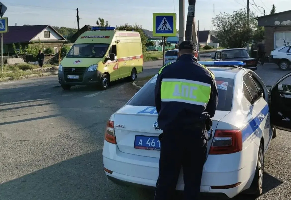 В Бийске женщина‑велосипедист получила различные травмы в ДТП и была доставлена медикам...