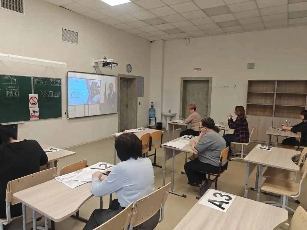Сегодня в нашей школе родители поменялись с детьми местами. Да-да, они прошли через всё: контроль, м