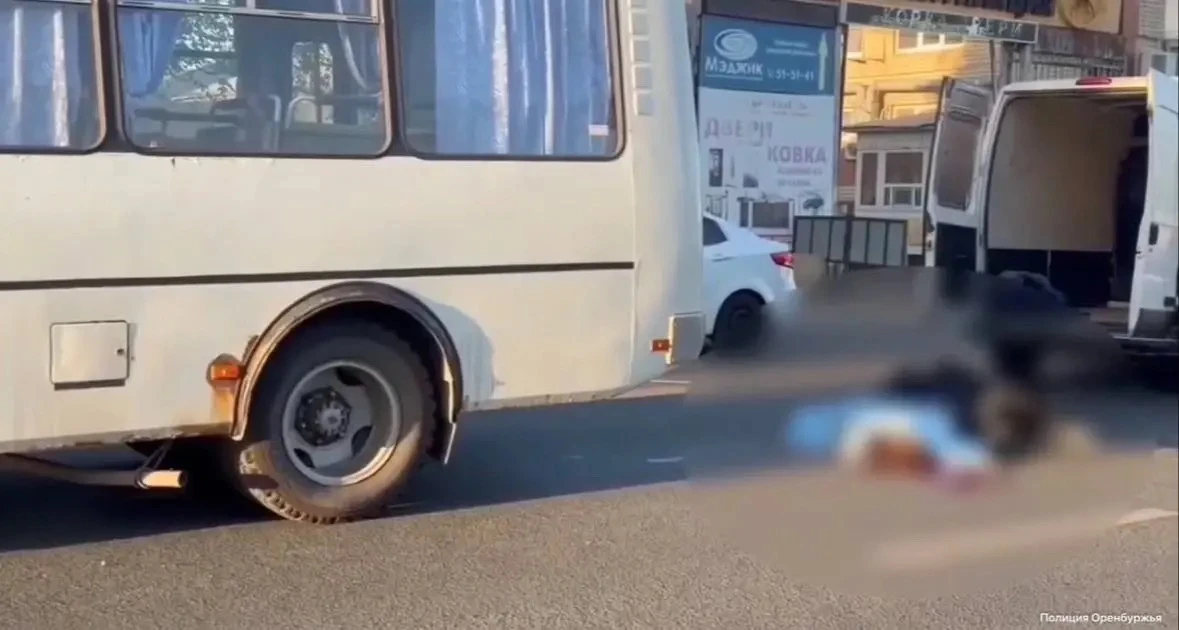 😱 В Оренбурге сбитый насмерть автобусом парень перед трагедией бегал по дороге.