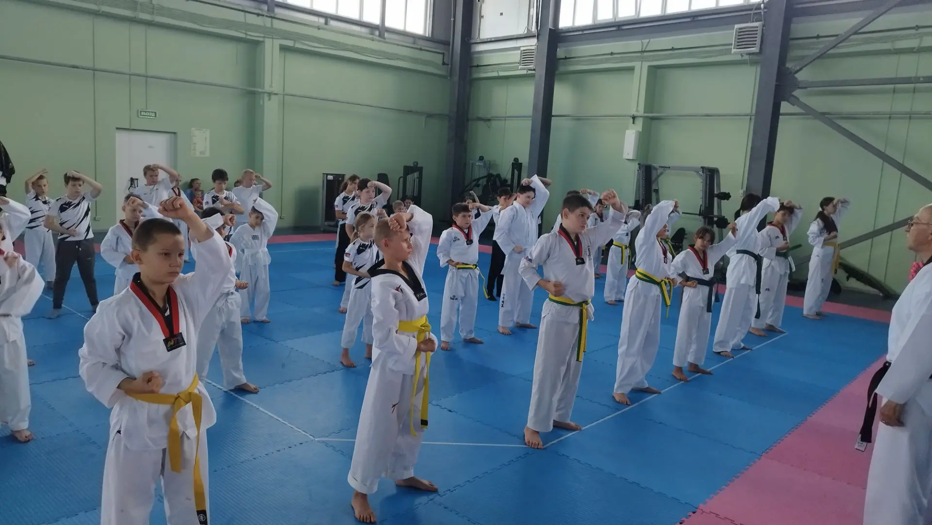 Аттестация тхэквондистов🥋

В спортивной школе "Олимп" прошла аттестация тхэквондистов на цветные по
