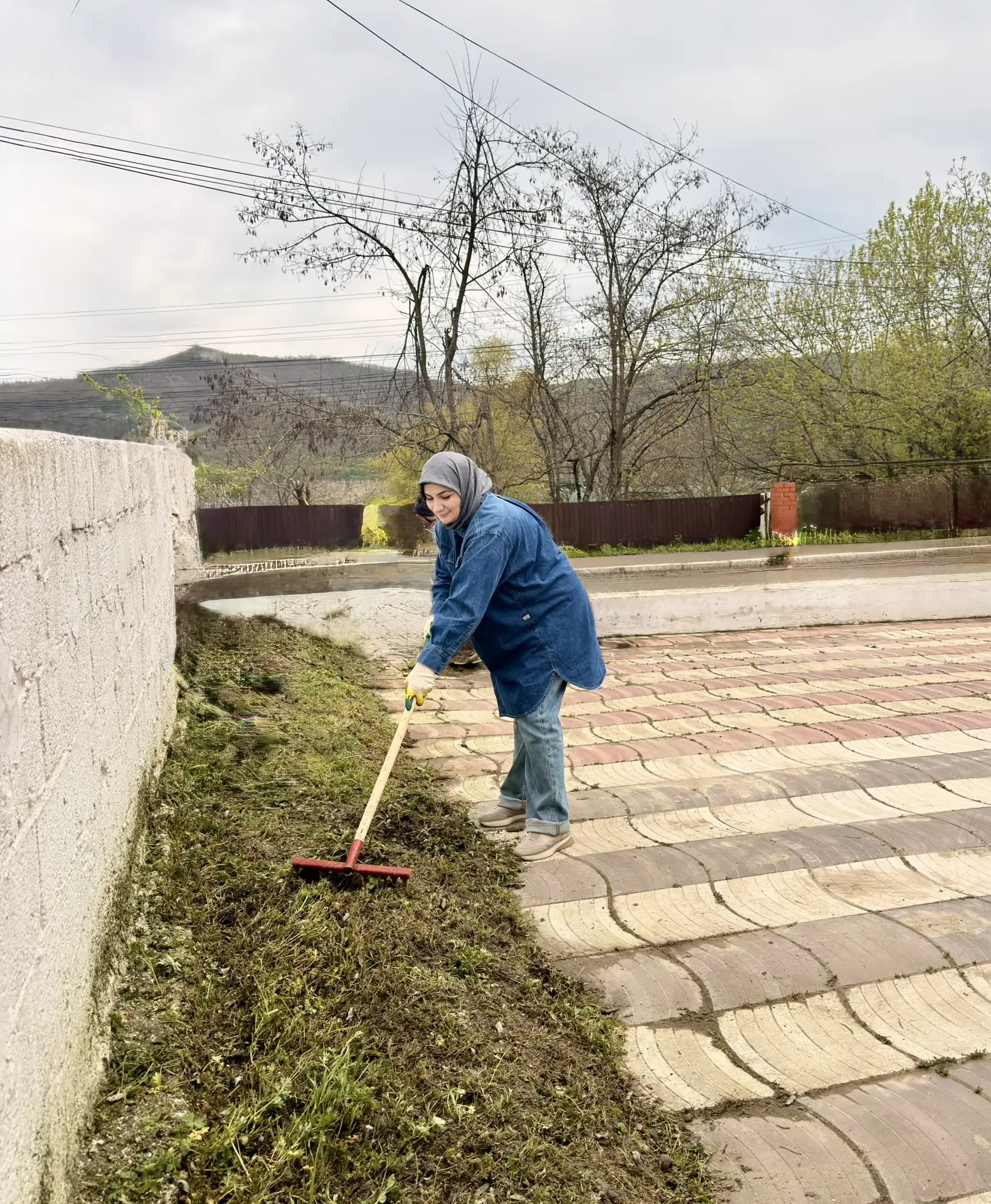 🌍В Новолакском районе прошёл субботник в преддверии 9 Мая  В райцентре Новолакского района состоялся