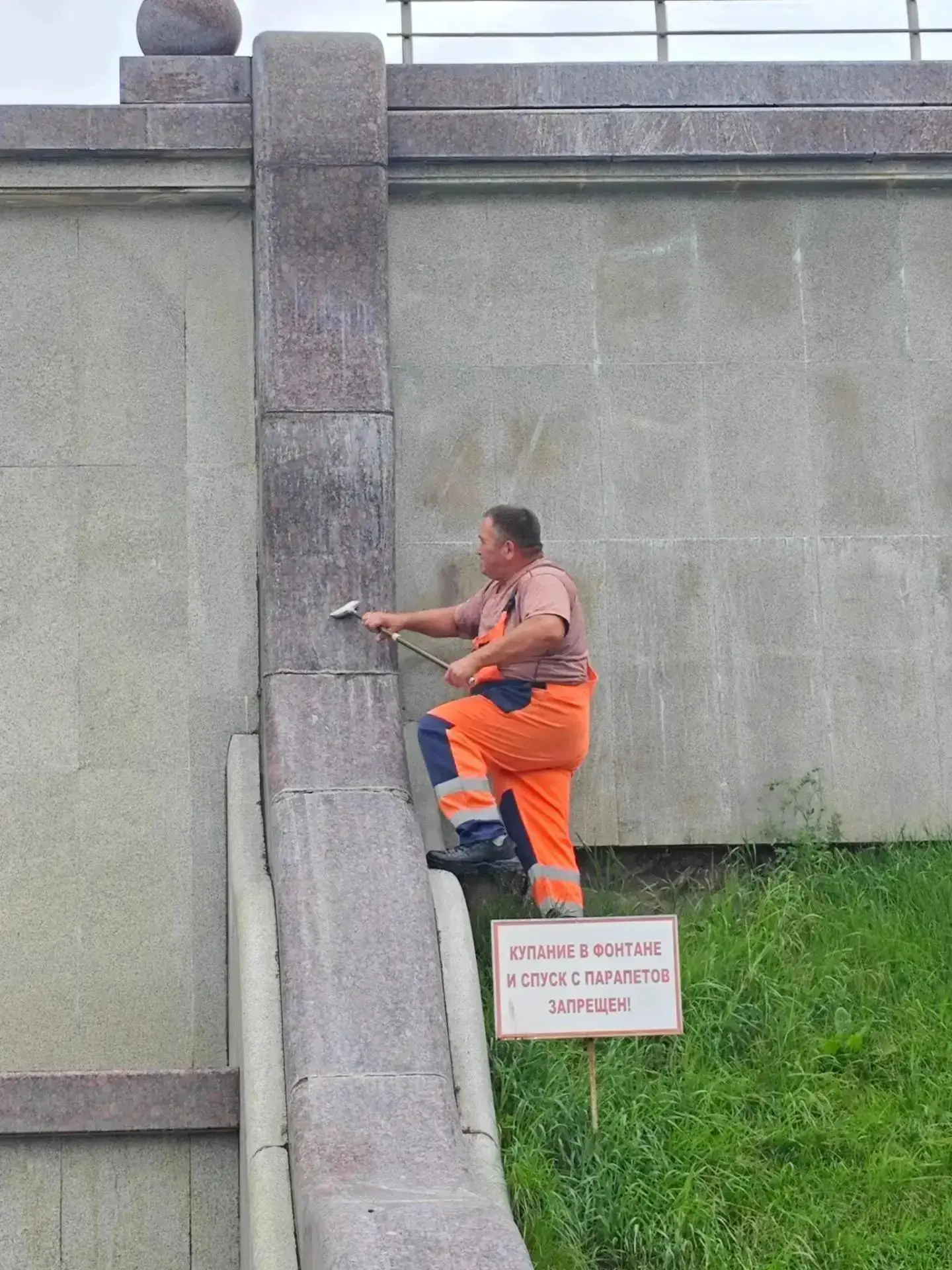 В преддверии празднования юбилейного Дня города сотрудники учреждения провели работы по мойке, удале