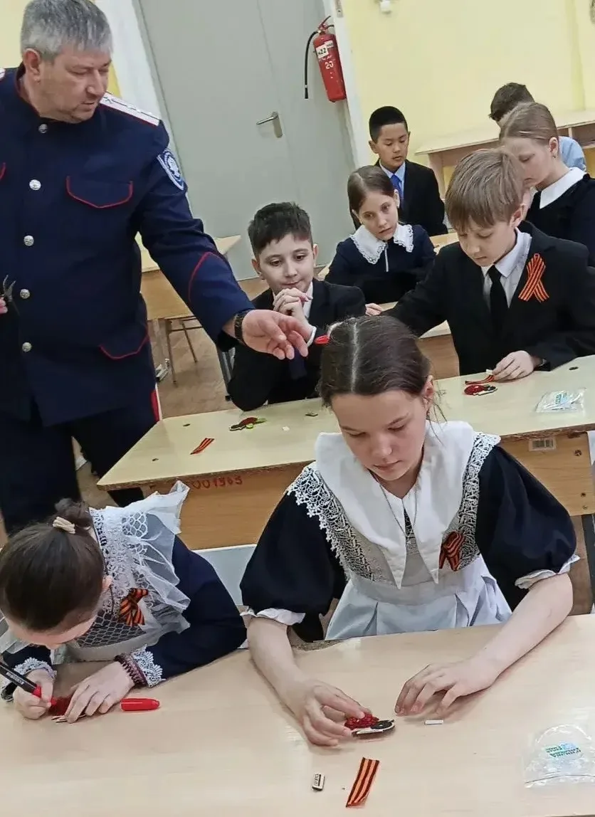 ✨ 7 мая для учащихся начальной школы прошёл мастер-класс "Значок на Георгиевской ленте"  Казаки фили