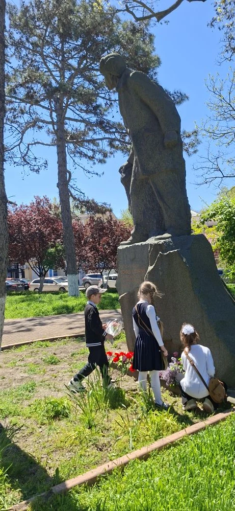 🎗Сегодня обучающиеся 2 - Д класса вместе с классным руководителем Матвиенко Алёной Владимировной поч