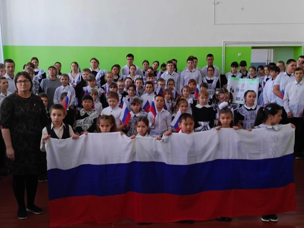 Торжественная линейка открытия Года Единства Народов России