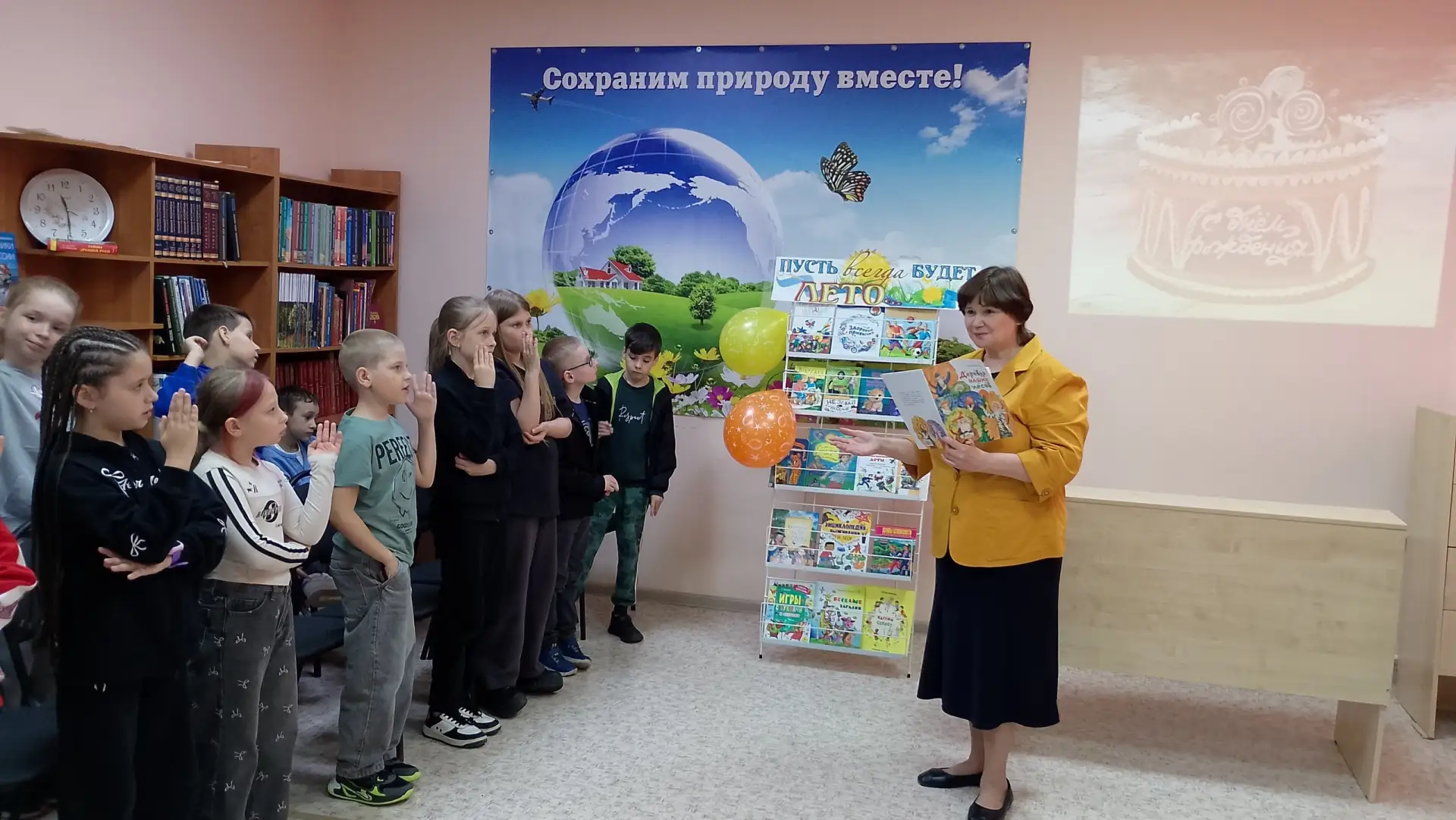 1 июня в библиотеке им. А.П.Гайдара ребята из летних лагерей «Буревестник» и «Улыбка» о...
