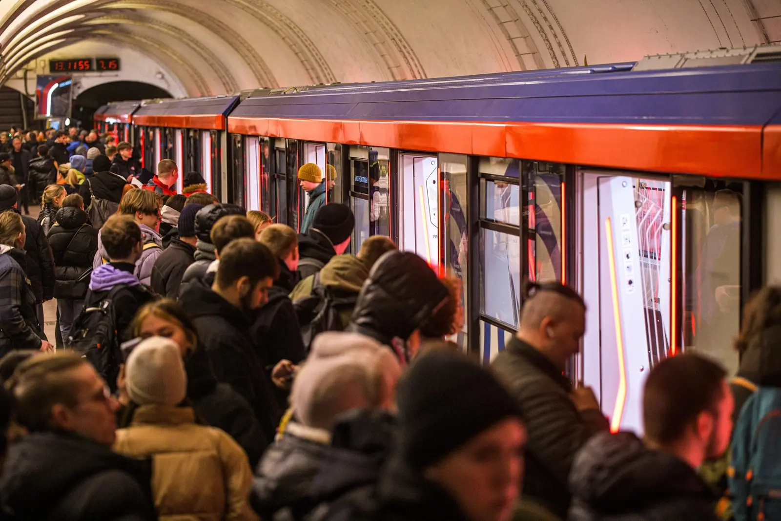 В пресс-службе метро объяснили утренний сбой на зеленой ветке проверкой путей