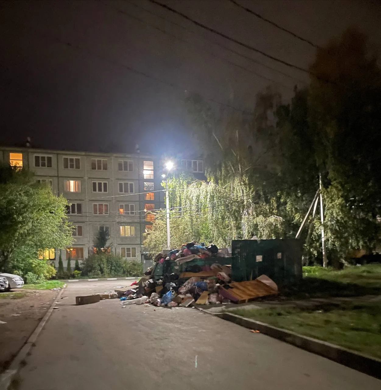 Донской проезд,рядом со 2 школой и 12 домом.Что это за гора?почему не убирают такие мус...