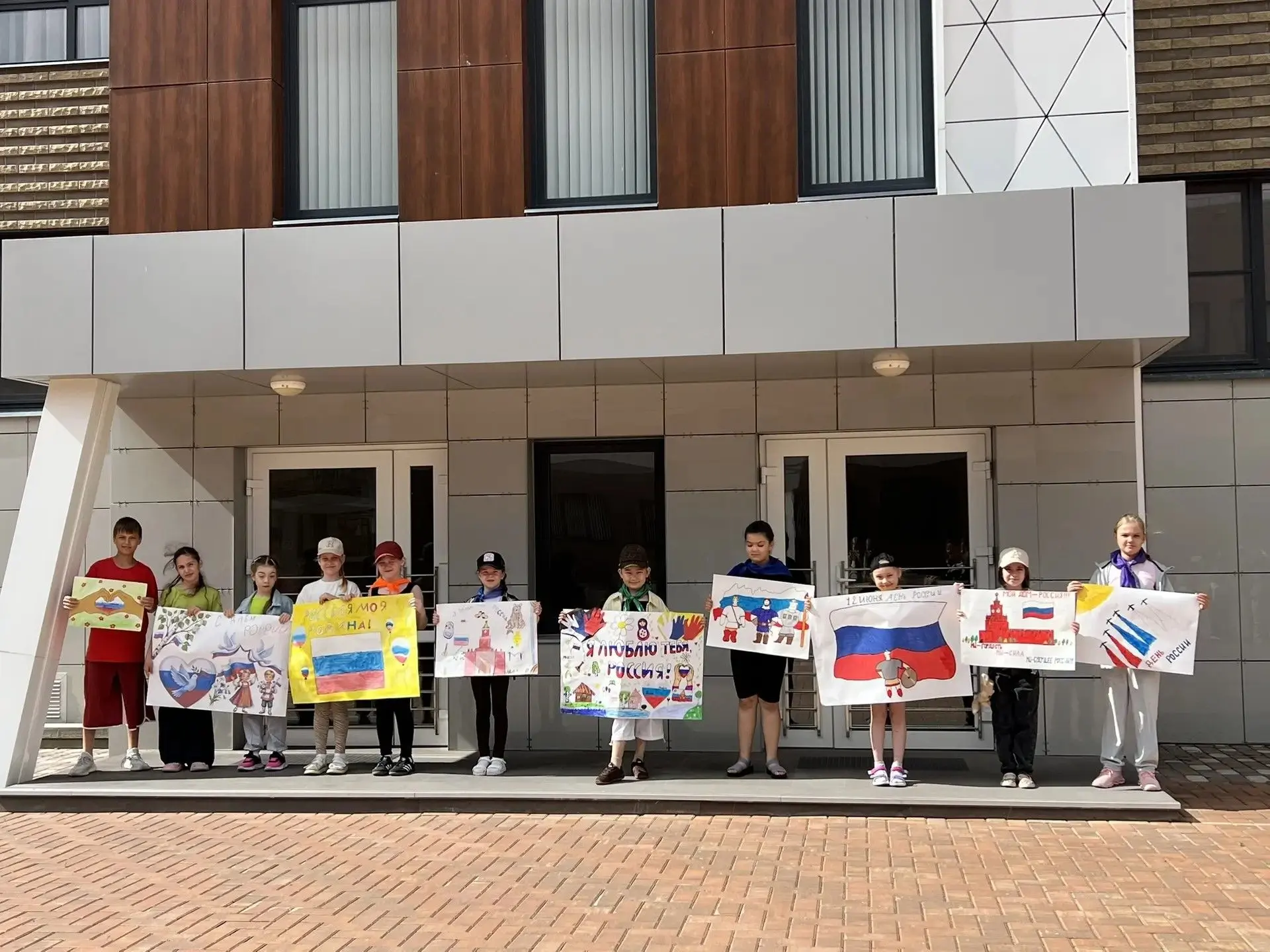 🇷🇺 Плакаты ко Дню России
Ко Дню России ребята подготовили яркие и творческие плакаты, в которых от