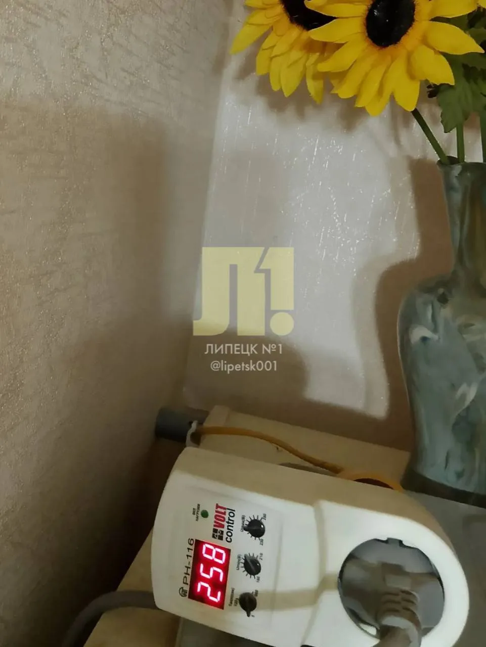 Житель Космонавтов, 8, пожаловался на скачки напряжения: