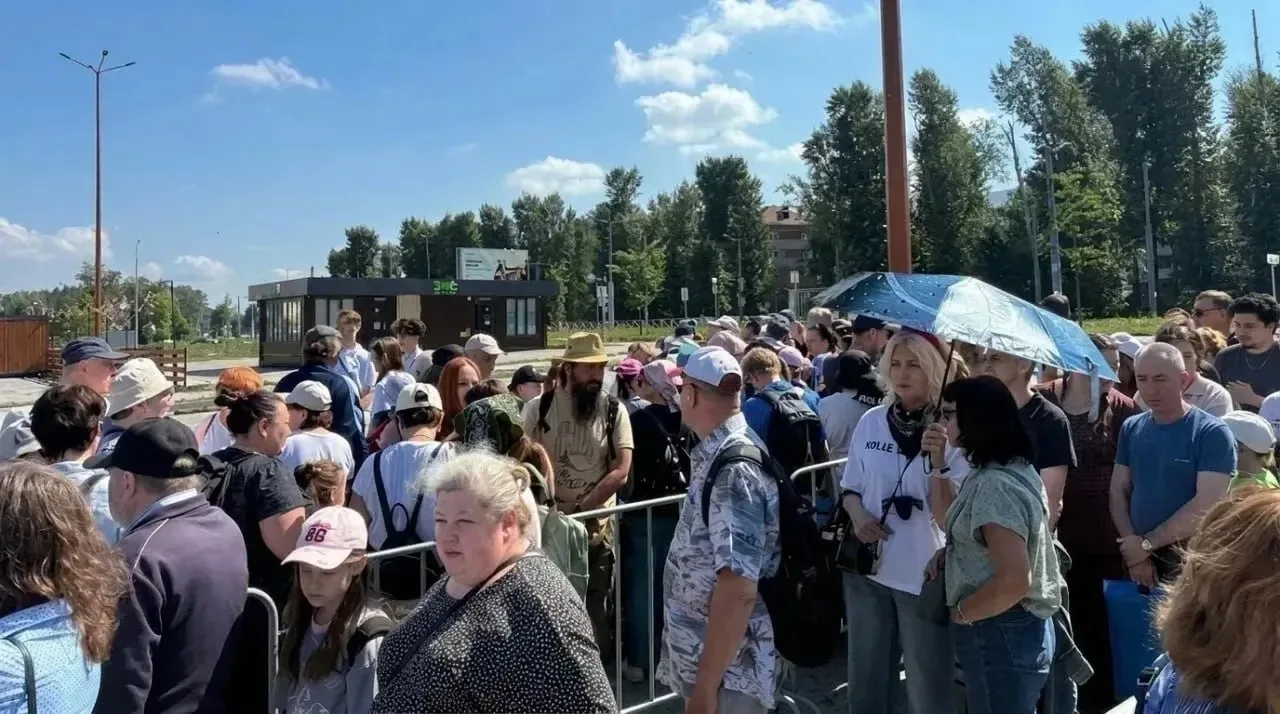 ✈️ У ТРЦ «Планета» выстроилась огромная очередь на бесплатные автобусы до авиа шоу "Кры...