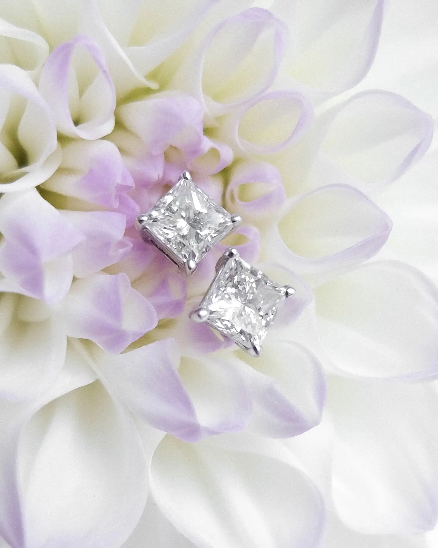 Серьги-пусеты 1,83 ct 😍

Характеристики:
✨ Металл: Белое золото, 750 проба
✨ Вес: 2,87 г
✨ Вставки: