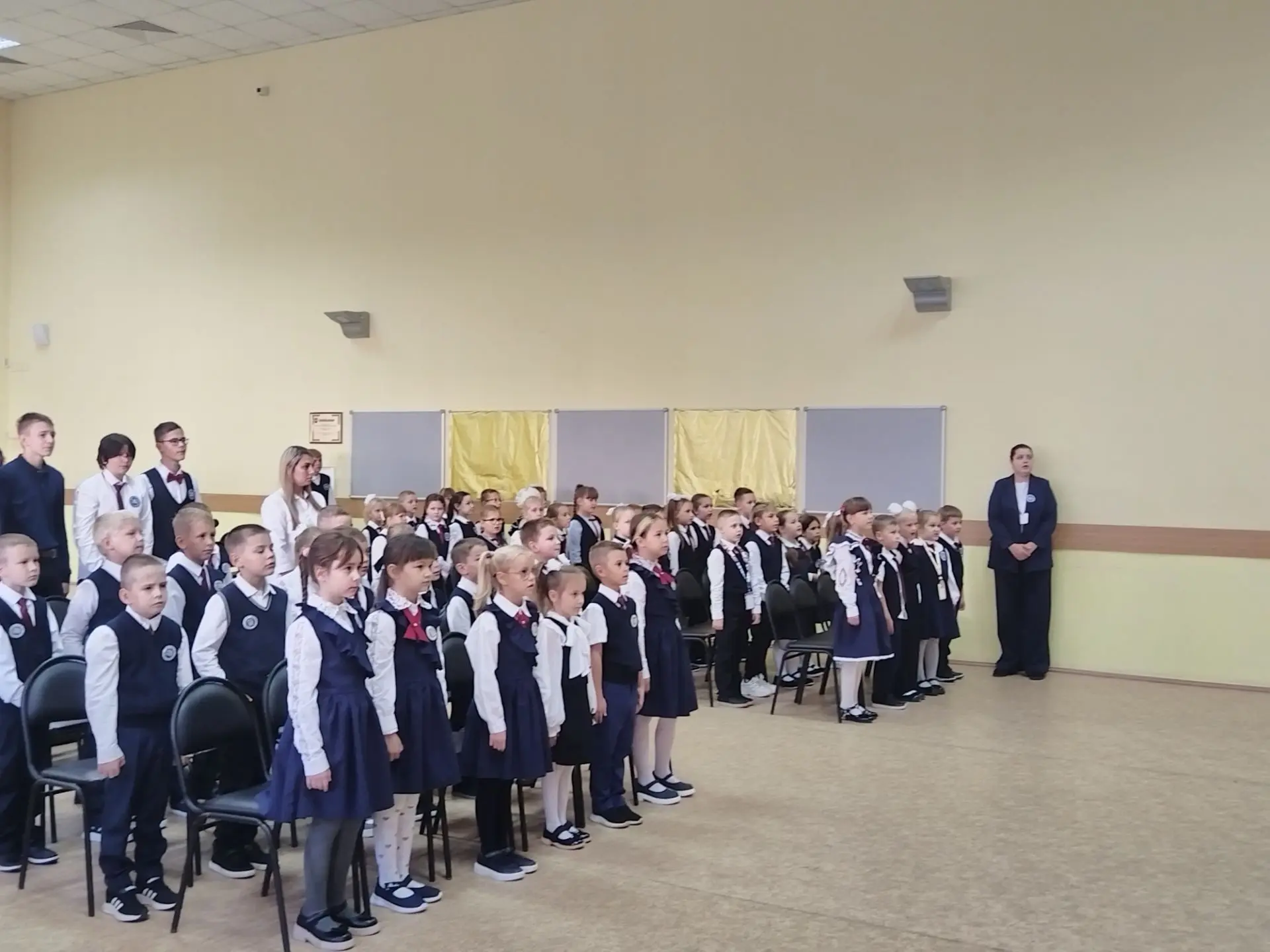 Новая учебная неделя началась с торжественной линейки! 🇷🇺✨