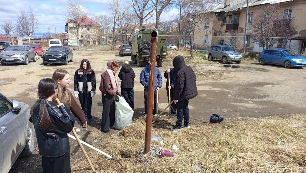☀ Школьный субботник в самом разгаре! Ученики нашей школы продолжают активно и с большим энтузиазмом