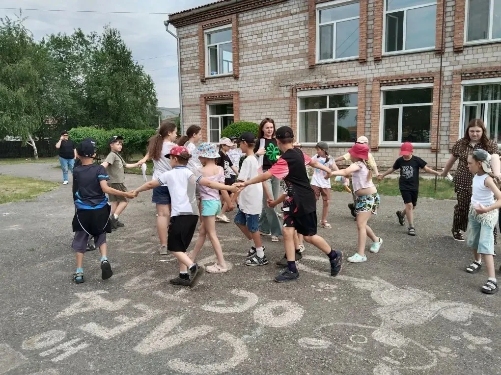 Сегодня в пришкольном лагере "Ритм"  состоялась литературная гостиная, приуроченная к Дню России. Де