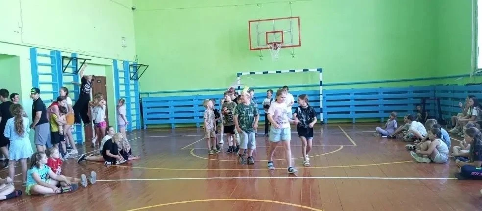 8 день в нашем летнем лагере оказался очень красочным и насыщенным! Утро началось с заводной зарядки