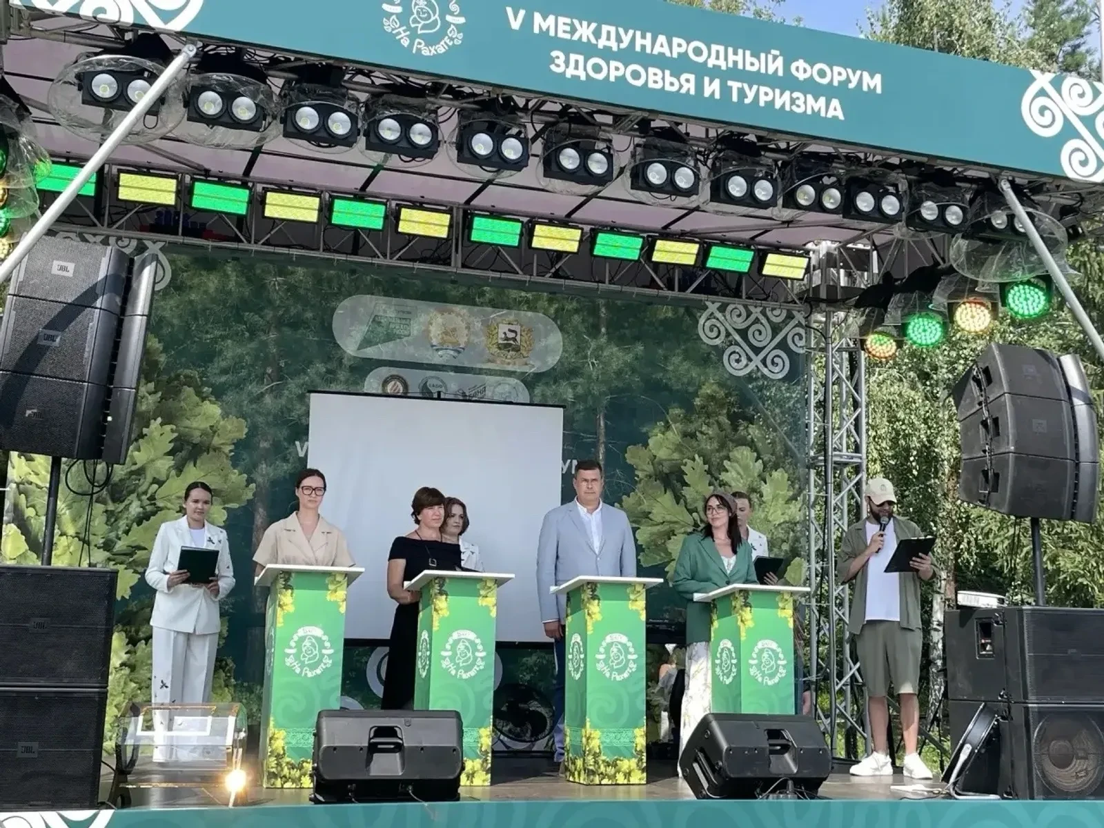 В Уфе на фестивале «На Рахате» бойцам СВО передали мобильную баню