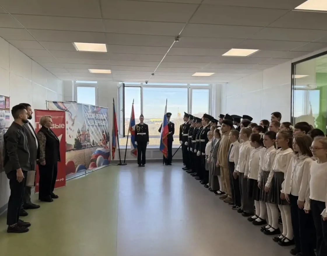 23 марта в школе прошла торжественная линейка  🇷🇺 Линейка началась с выноса флага и исполнения Госуд