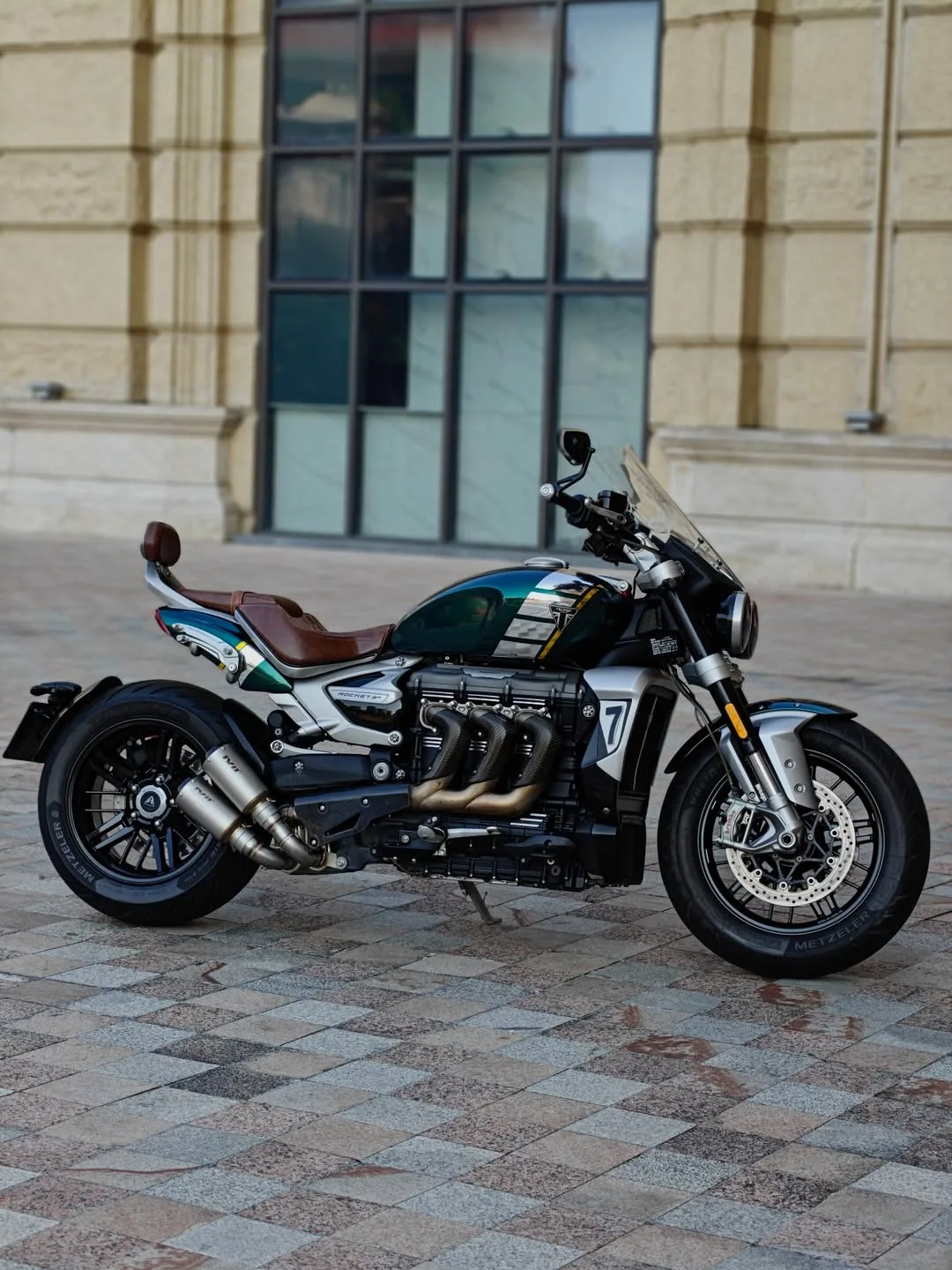 Чистый и выверенный дизайн Triumph Rocket III сразу привлекает внимание, а каждая линия...
