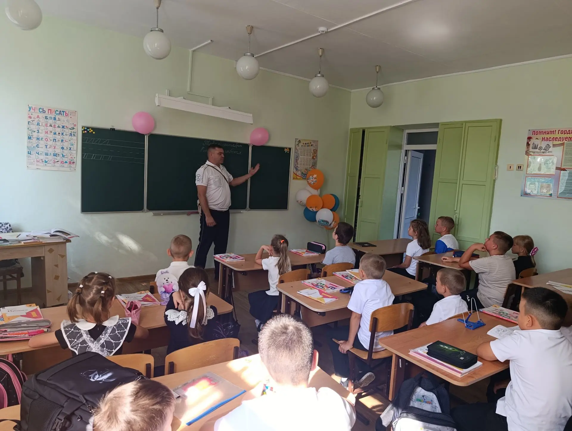 🚦Инспектор ГИБДД провёл профилактическую беседу в школе