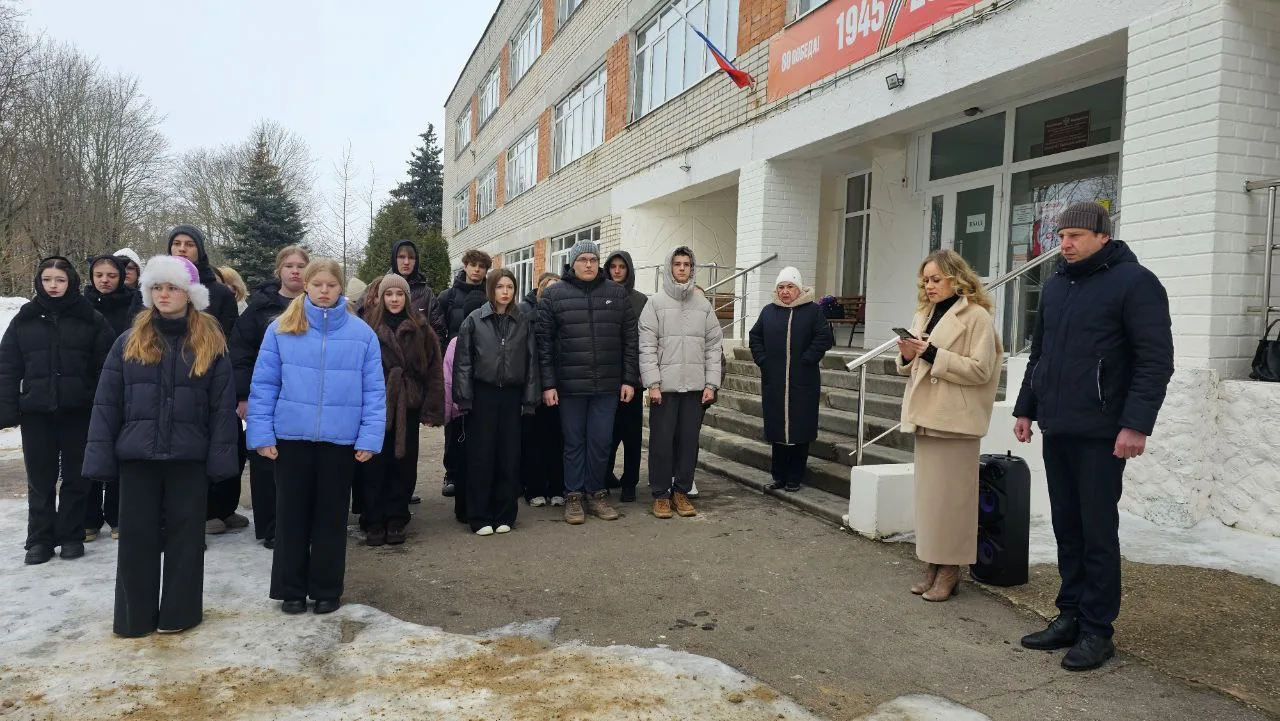 Начинаем новую учебную неделю с традиционной церемонии поднятия Государственного флага Российской Фе