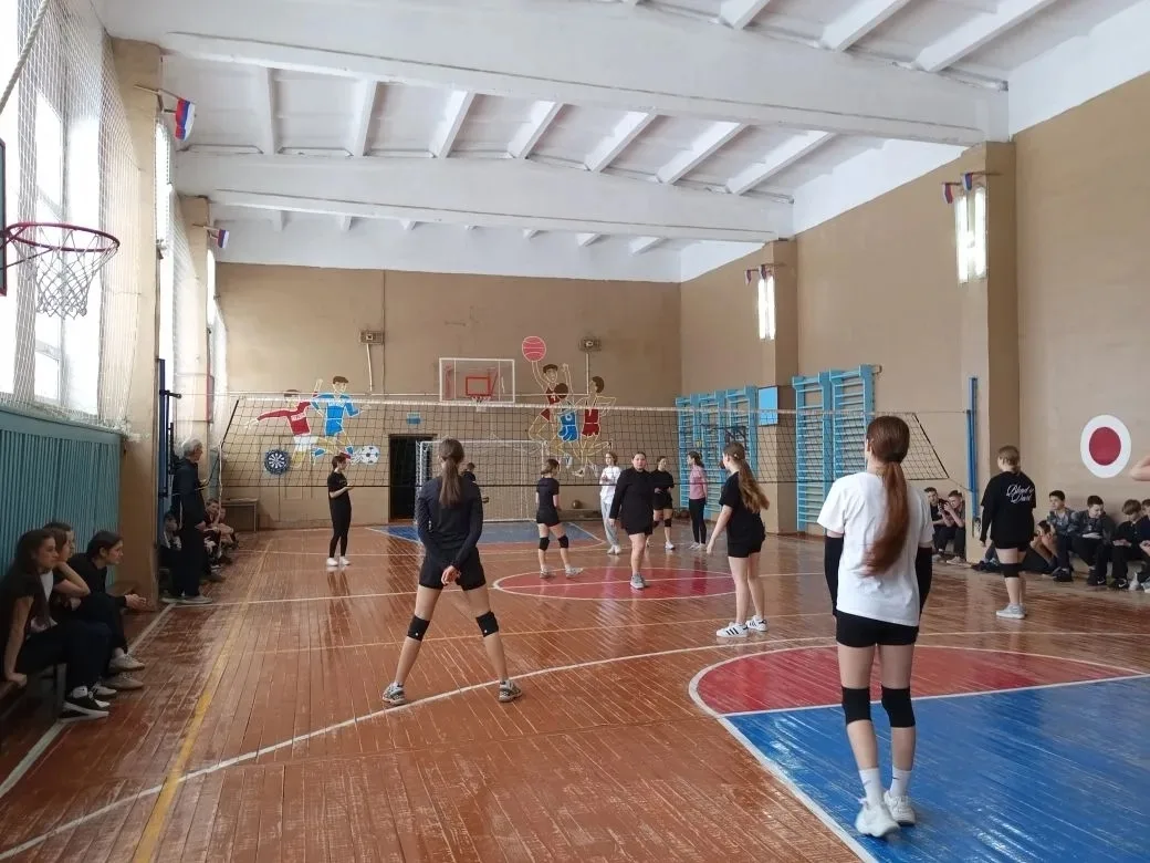 В Преображенской школе прошли соревнования по волейболу среди девушек 8-11 классов, приуроченные к М
