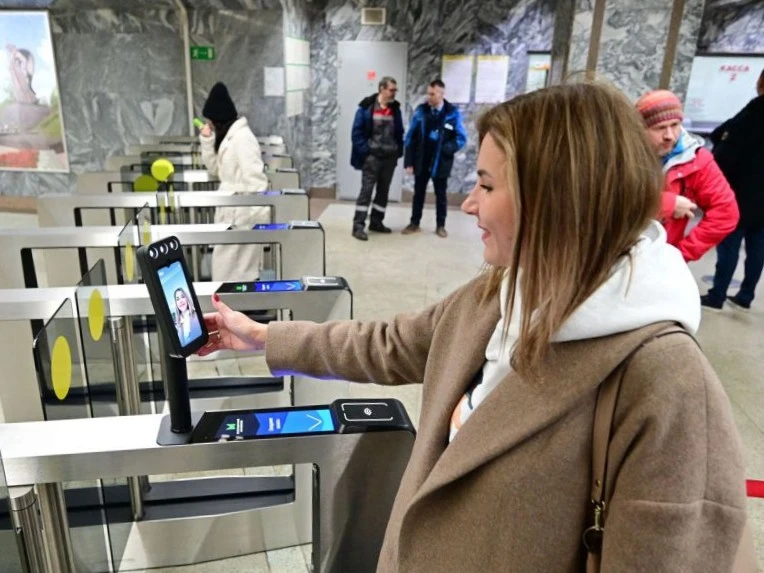 😁 Проезд в метро — 1 рубль, если улыбнуться