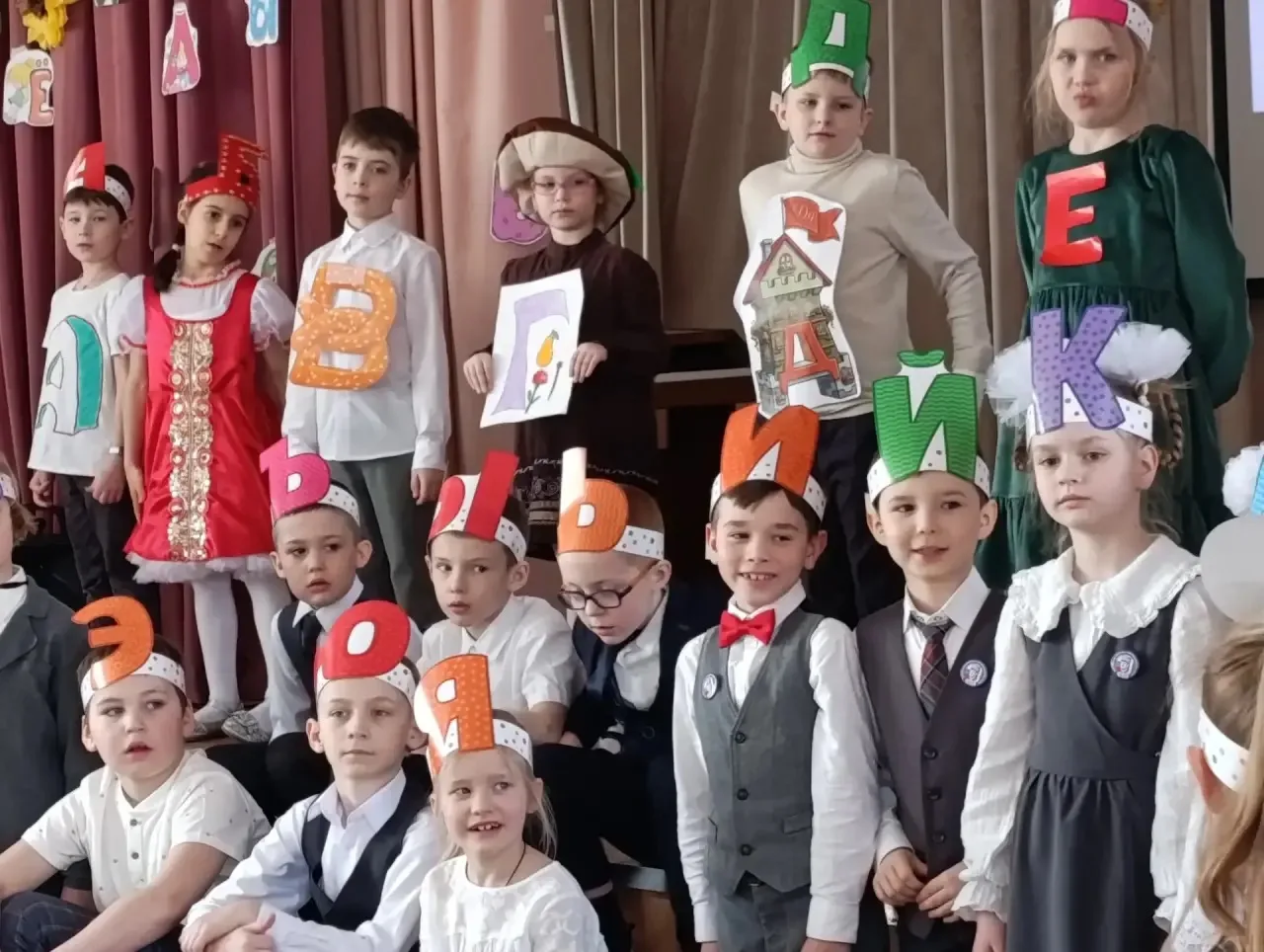 💁‍♂️ПРОЩАНИЕ С БУКВАРЁМ📖  📚 Сегодня в первых классах нашей большой школы прошёл праздник «Прощание с