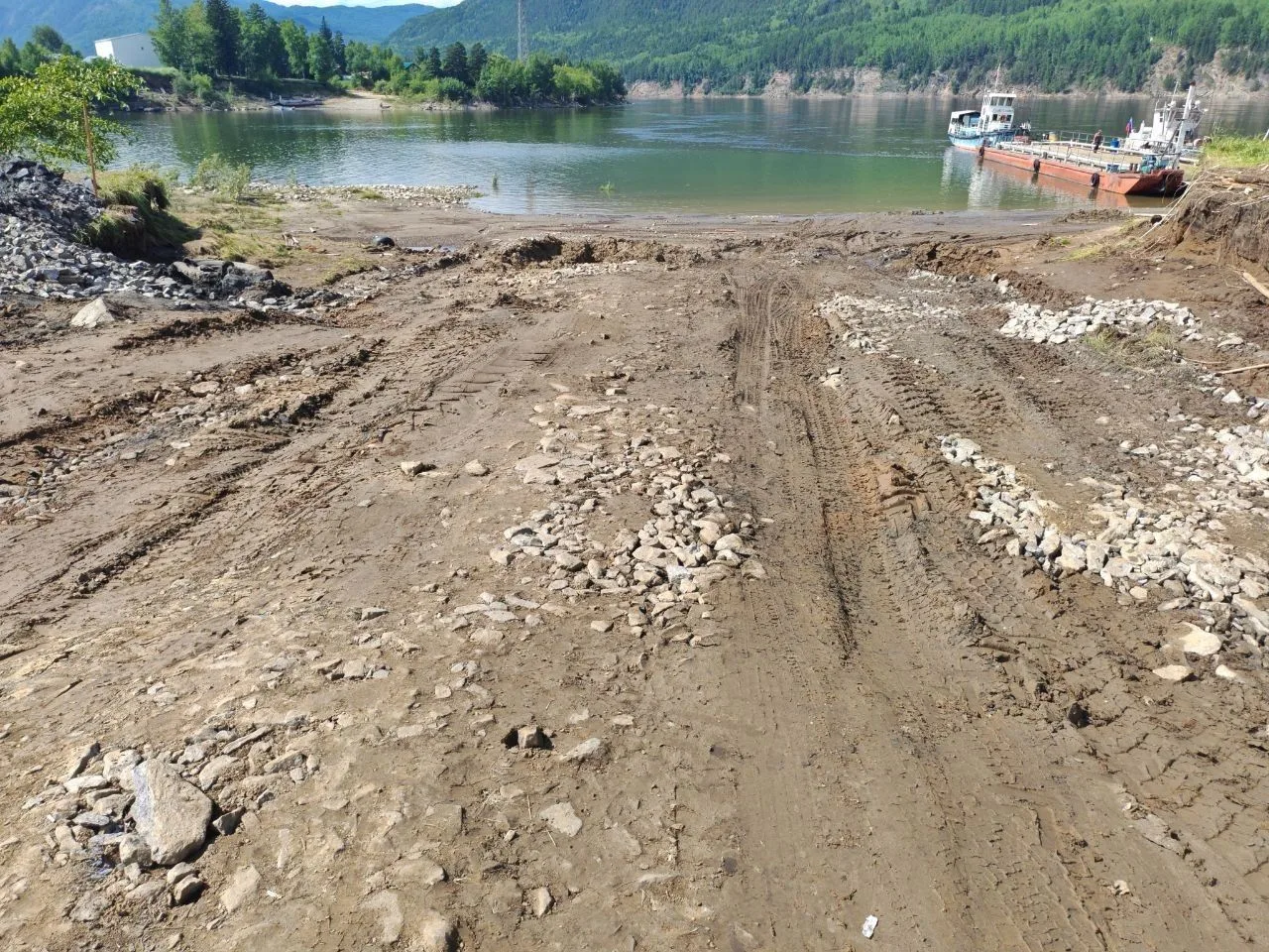 После работы паромов жители Мамакана жалуются на состояние подъезда к переправе

Во время недавнего 