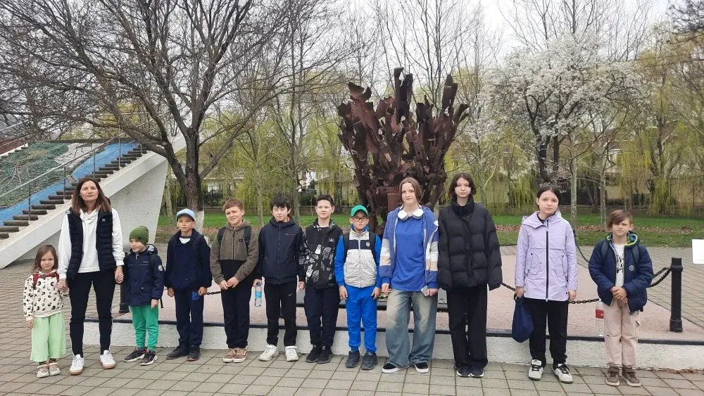 😊Ура! Каникулы!  Волонтеры Победы, волонтеры-экологи школы приняли участие в походе по "Эколого - па