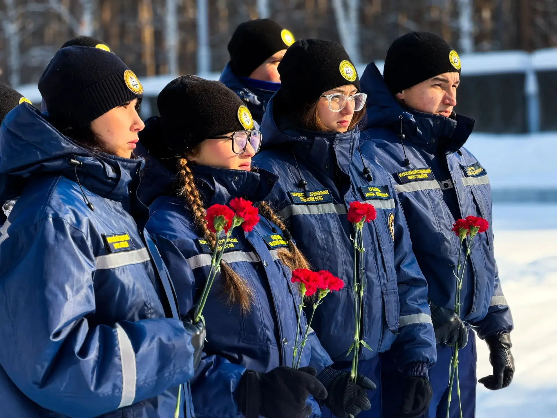 🥀 В рамках акции "Цветы у Обелиска" добровольцы Всероссийского студенческого корпуса спасателей СОМК