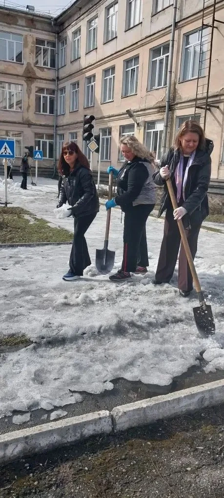 Чистота начинается с нас! 🌿  Несмотря на переменчивую погоду, всё это время на территории кипела раб