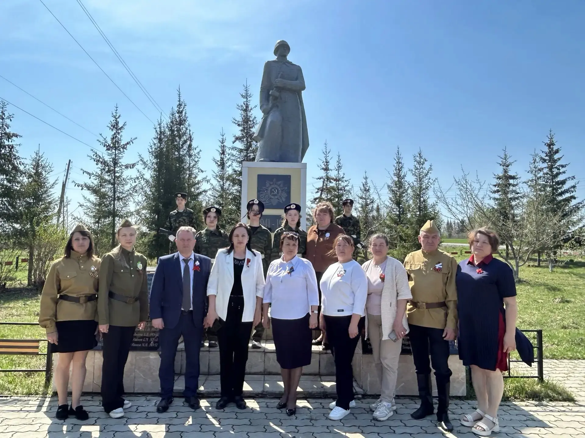 🇷🇺 В Караклинской школе прошло торжественное возложение цветов в рамках проекта «Исто...