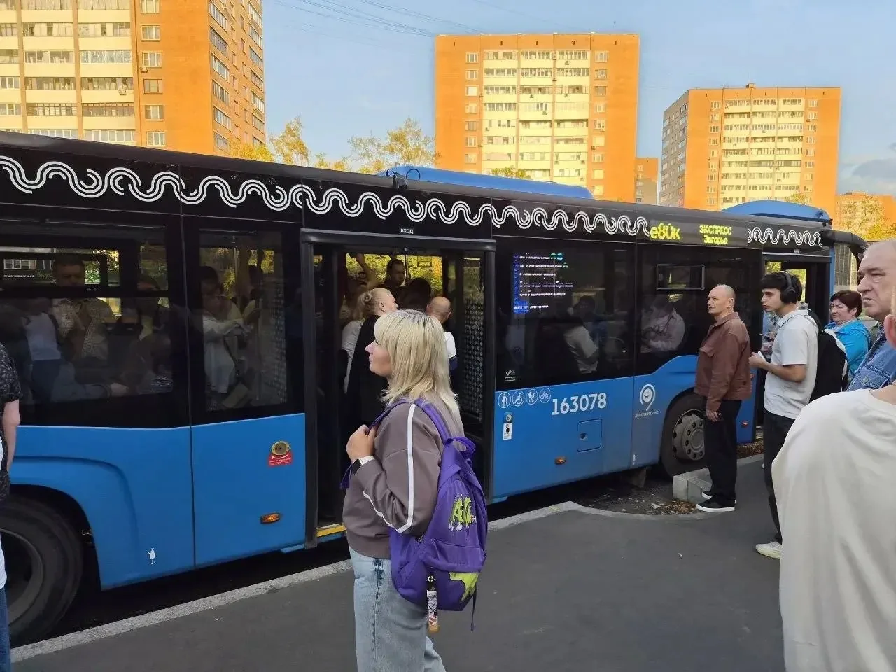 🚌 Жители Бирюлево пытаются впихнуться в автобусы Е80 и Е80К у станции метро "Кантемиро...